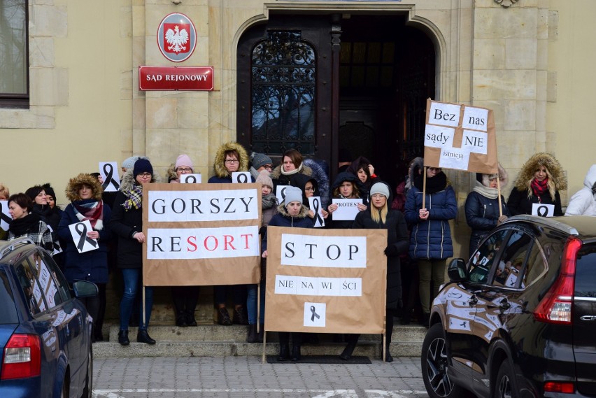 Pracownicy Sądu Rejonowego w Inowrocławiu wznowili protest....