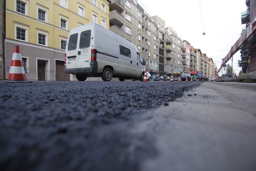 Wrocław: Poprawki po szybkim remoncie. Drogowcy weszli na Traugutta (ZDJĘCIA)