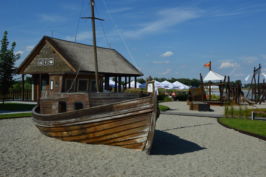 Ogromna plaża w ośrodku Kuter Port Nieznanowice koło Gdowa...