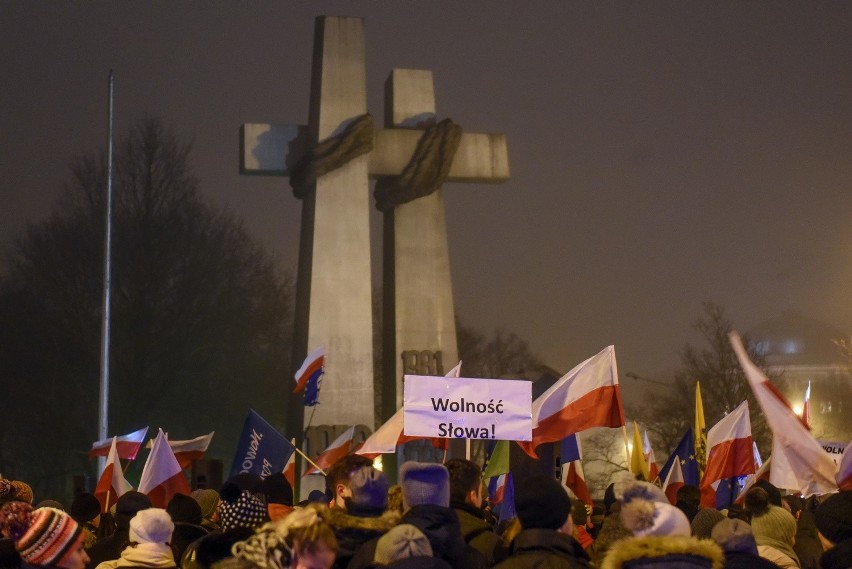Kryzys sejmowy: Tłumy na manifestacji na placu Mickiewicza