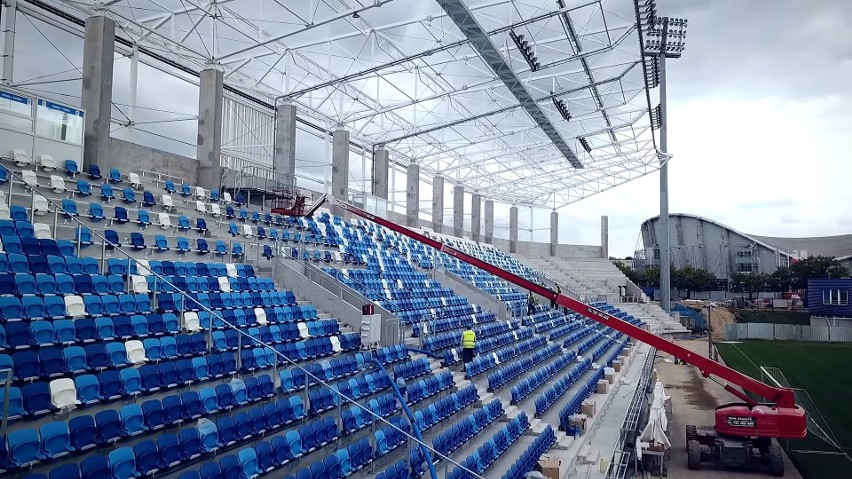 Są krzesełka, trwa wyburzanie ostatniej trybuny. Tak rośnie stadion Wisły Płock [WIDEO]