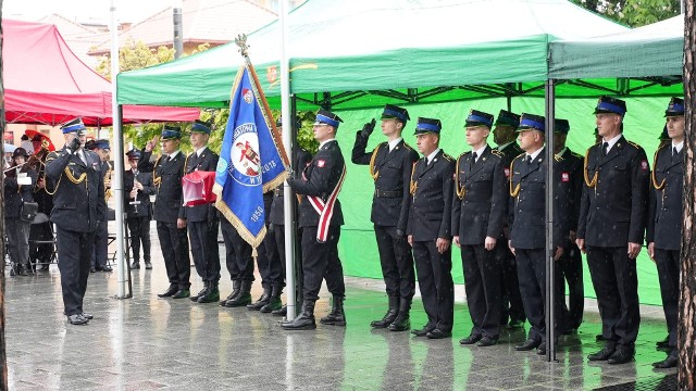 Podczas obchodów Powiatowego Dnia Strażaka odbył się uroczysty apel na placu przy pomniku Niepodległości w Kozienicach.