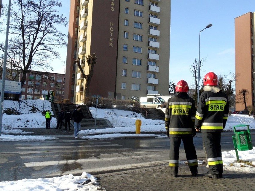 Alarm bombowy w Wodzisławiu Śl. Ewakuowano mieszkańców 10- piętrowego bloku [ZDJĘCIA]