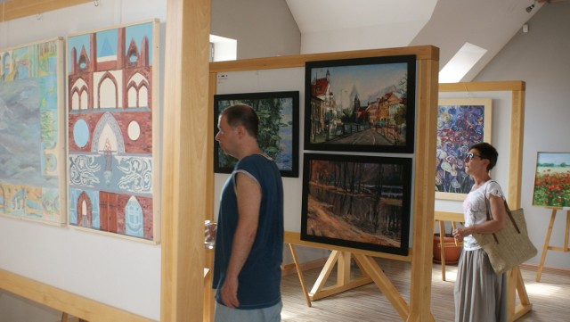 Z lewej obraz Hanny Kiedrowskiej, w środku - Władysława Pitali, a z prawej - Emilii Sobieraj. Czersk jest malowniczy!