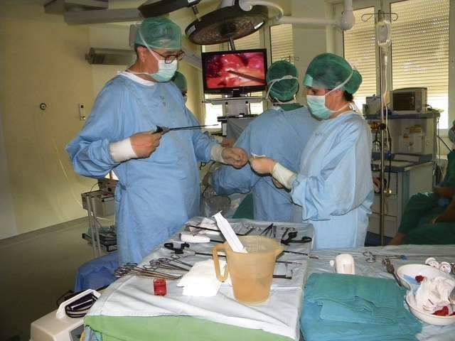 Historyczną operację laparoskopowego usunięcia przepukliny rozworu przełykowego, żnińscy chirurdzy przeprowadzili pod okiem światowej sławy profesora Wiesława Tarnowskiego 