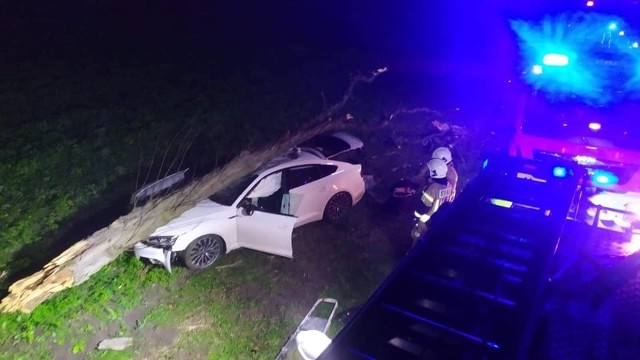 W niedzielę wieczorem na trasie Nagradowice - Bugaj niedaleko Poznania doszło do wypadku. Samochód uderzył w drzewo. W wypadku została ranna jedna osoba. Zobacz więcej zdjęć ----->