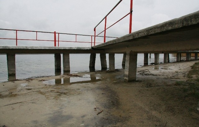 Wody w jeziorze wciąż ubywa, dlatego pomosty stoją częściowo na piasku. (Zdjęcie z jesieni ub.r.)