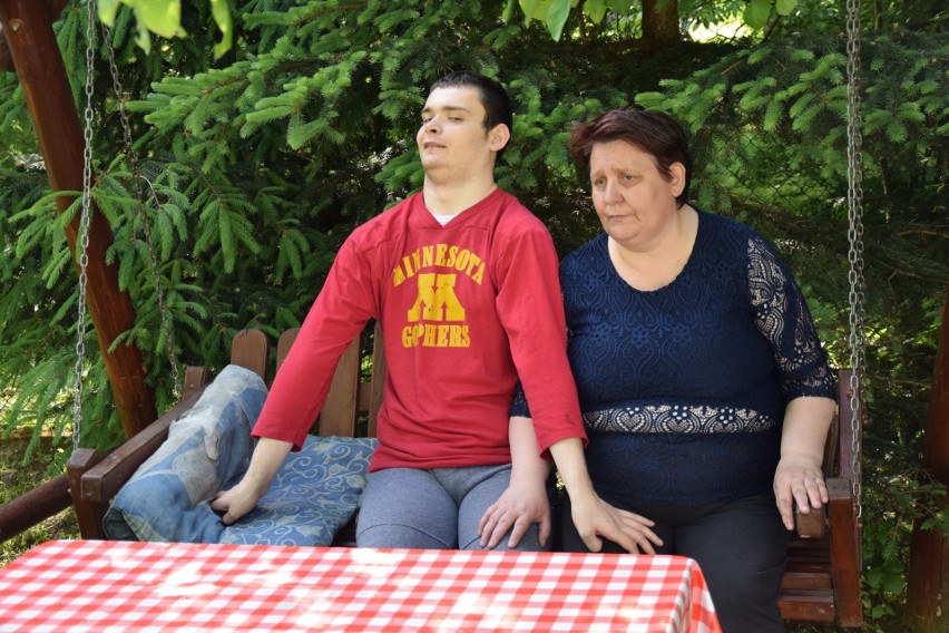 Niepełnosprawny Kamil Kielar i jego mama Krystyna.