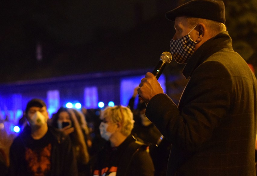 Strajk Kobiet w Jarosławiu. Manifestacja przeszła pod starostwo powiatowe [ZDJĘCIA]