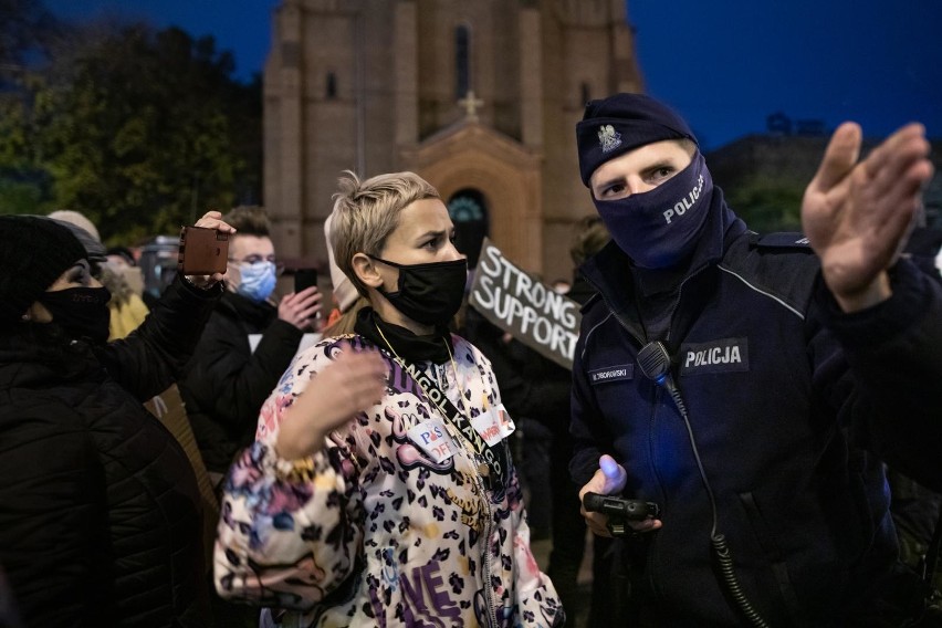 Strajk kobiet w Bydgoszczy - manifestanci zablokowali ruch...