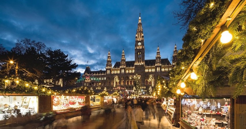 Wiedeński jarmark świąteczny Christkindlmarkt na Placu...