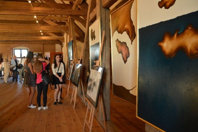 VII Dni Sztuki rozpoczęły się retrospektywy rysunków Janusza Trzebiatowskiego.Wystawa jest czynna na poddaszu kościoła gimnazjalnego.