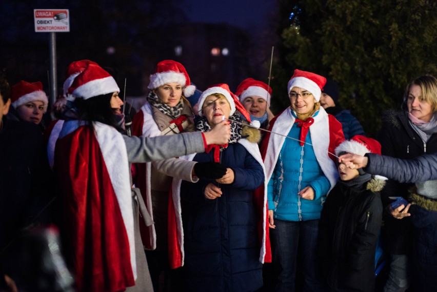 Rozbłysła choinka przed ostrowskim ratuszem. Świąteczną iluminację uruchomiono w obecności św. Mikołaja