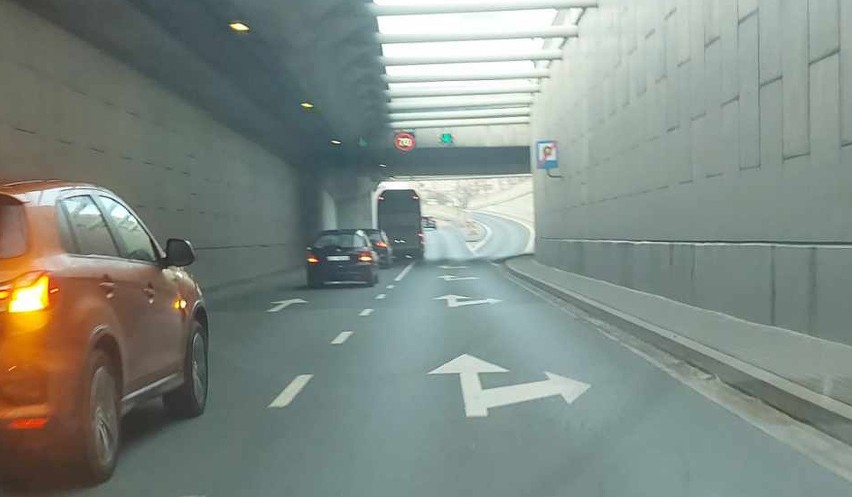 Tragiczny wypadek w tunelu w Łodzi! Nastolatek spadł na jezdnię i został potrącony przez nadjeżdżające bmw! Czy to było samobójstwo?