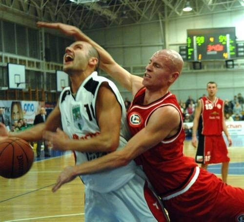 Koszykarze Basketu grali bardzo ostro, momentami nawet brutalnie. Piotr Dąbrowski fauluje Sławomira Olszewskiego