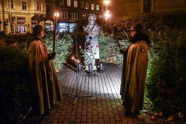 Przy pomniku Romana Wilhelmiego wartę zaciągnęli harcerze.