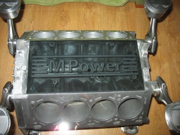 Stolik z silnika V8 BMW M-Power