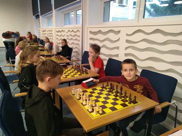 Podczas finału turnieju szachowego w Warszawie laury zdobyli młodzi zapaleńcy królewskiej gry z Przysuchy.