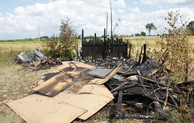 Zwyrodnialec zaatakował pasiekę? Utopił ule, a w pobliżu była bomba zegarowa. (zdjęcia)