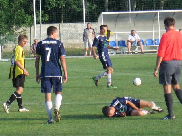 Zespół Sokoła Sieniawa (niebieskie stroje) lideruje w jarosławskiej okręgówce w dużej mierze dzięki brakom Tomasza Wilusza