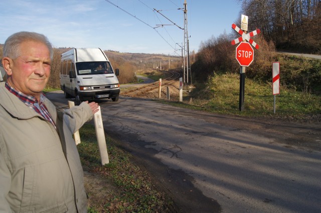 Kazimierz Mania przy jednym z przejazdów w Łowczówku. - Nie ma tu rogatek ani świateł i o tragedię nietrudno - mówi