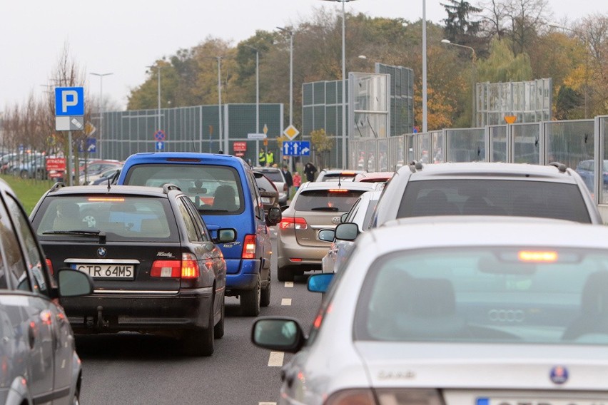 Większy ruch panował jedynie w okolicach cmentarzy, ale i...