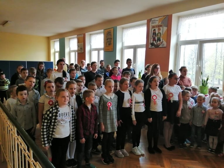 Szkoła w Kleczanowie śpiewała hymn dla Niepodległej [ZDJĘCIA]