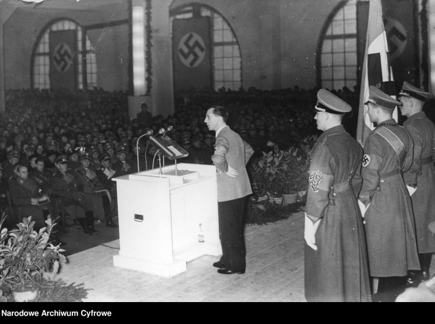 Minister propagandy III Rzeszy Joseph Goebbels przemawia...
