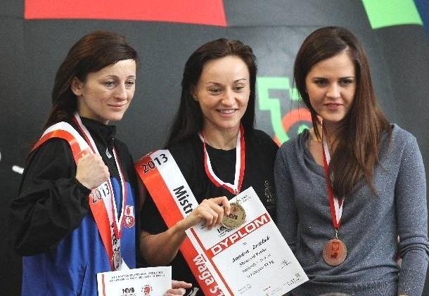 Klaudia Sibiga z Ringu Sikorski Stalowa Wola (z prawej, obok złota medalistka Sandra Drabik z Kick-Boxing Kielce, z lewej srebrna medalistka Żaneta Cieśla) przeszła do historii podkarpackiego boksu, zdobyła brązowy medal mistrzostw Polski seniorek w boksie.