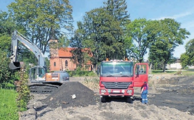 Urzędnicy gminni zapewniają, że staw nie będzie zasypany, a pomniejszony o około 60 procent. Prace prowadzone są tak, aby zwierzątka żyjące w stawie, przetrwały.