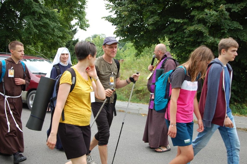 Czas „ładowania akumulatorów” w trudnych czasach. Pątnicy wyruszyli na Jasną Górę. Zobacz obszerną fotorelację z pierwszego dnia wędrówki