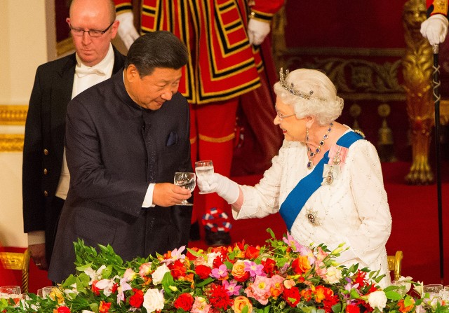 Xi Jinping złożył Karolowi III kondolencje w związku ze śmiercią królowej Elżbiety II. Elżbieta II była pierwszym brytyjskim monarchą, który odwiedził Chiny. Na zdjęciu - spotkanie królowej z Xi Jinpingiem w 2015 r.