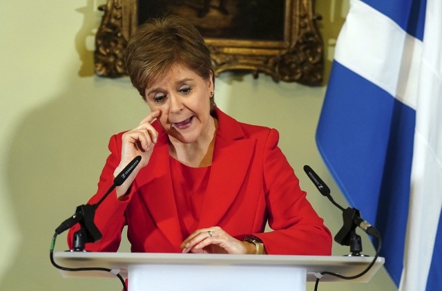 Ustępująca premier Szkocji nie podała powodów swojej decyzji.