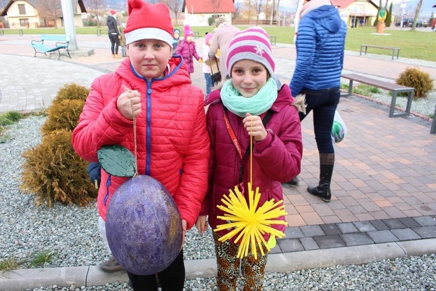 Lipowa: Dzieci ubrały śliwkową choinkę! [ZDJĘCIA]