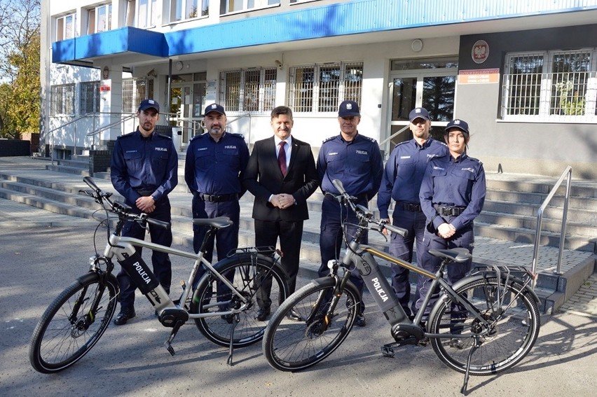 Policjanci z Chełma mają nowe jednoślady do patroli. To rowery elektryczne. Zobacz zdjęcia