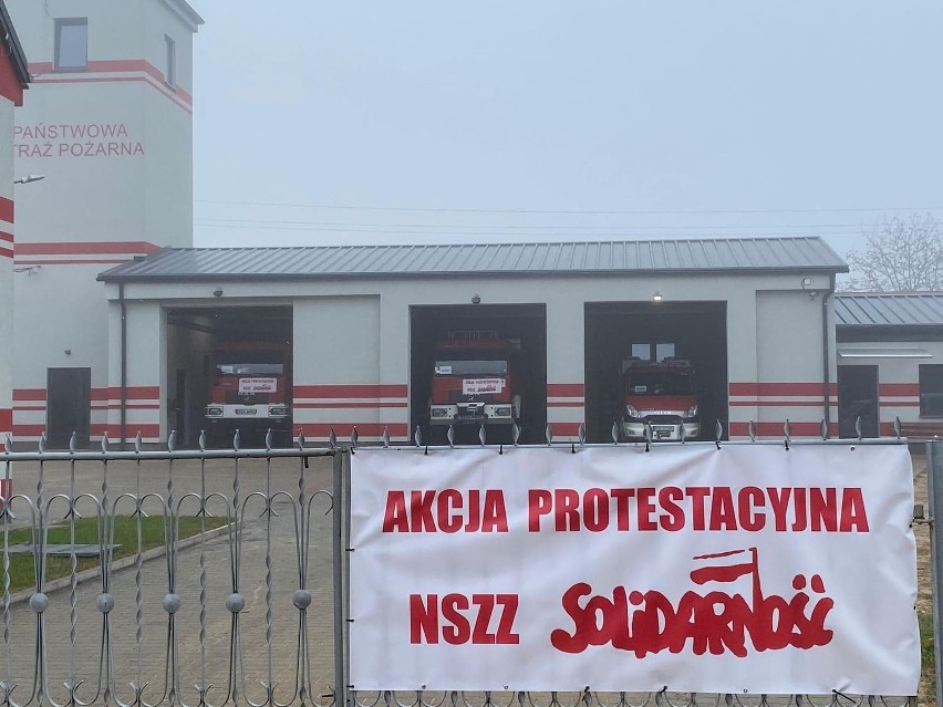 Flagi informujące o akcji protestacyjnej strażaków pojawiły...