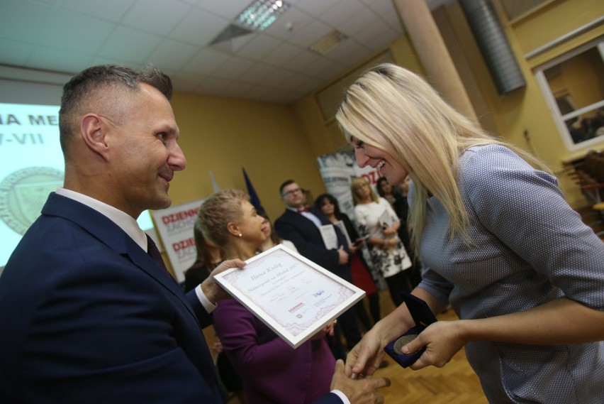 Oto laureaci tytułu „Nauczyciel na medal”. Wręczyliśmy nagrody zwycięzcom plebiscytu DZ [ZDJĘCIA]