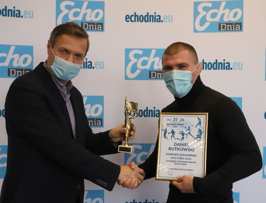 Daniel Rutkowski (z prawej) odebrał nagrodę z rąk Sławomira...