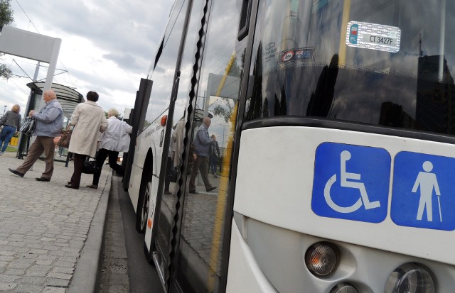 Udogodnienie w autobusach niskopodłogowych jest zamontowane i stosowane dla każdego rodzaju wózków inwalidzkich.