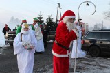 Święty Mikołaj przyjechał do Radłowa z opóźnieniem, za to kabrioletem. Nie zapomniał o worku prezentów dla dzieci [ZDJĘCIA]