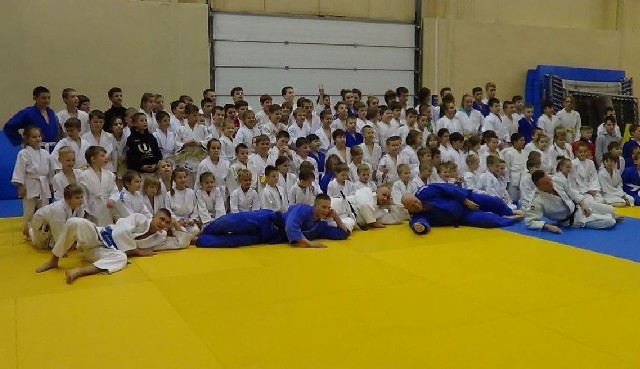 Uczestnicy turnieju mikołajkowego w judo.