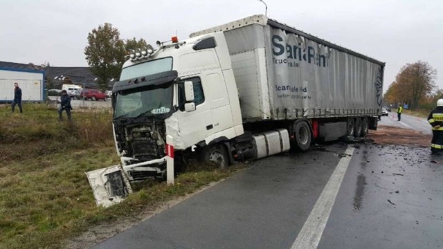 Ten samochód ciężarowy zderzył się z busem na "siódemce" w Krogulczy.