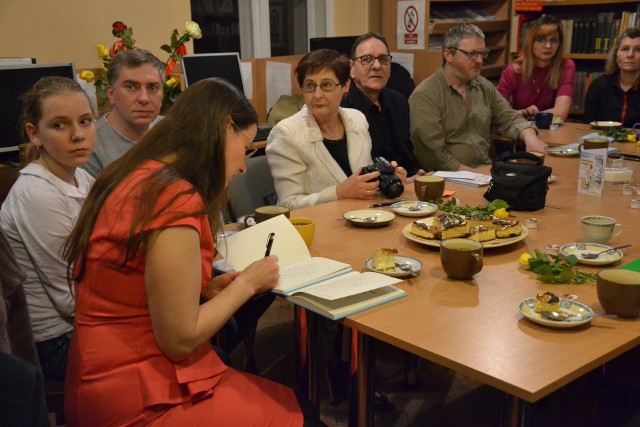 Czytelnia Miejskiej Biblioteki Publicznej - promocja debiutanckiego tomiku Agnieszki Jabłońskiej