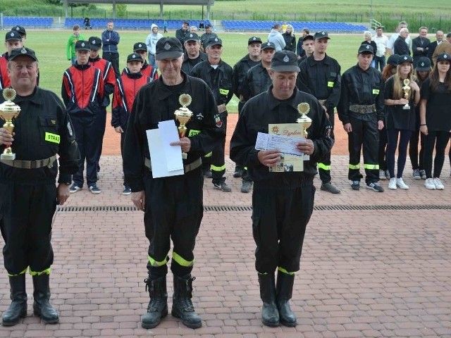 Kapitanowie trzech najlepszych drużyn odebrali puchary, dyplomy i nagrody.