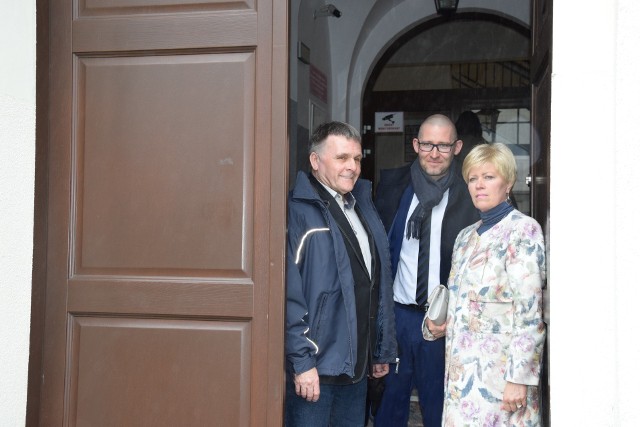 Janusz Sikorski (z lewej) i Jolanta Lipska nadal nie wiedzą, czy czeka ich kolejna batalia sądowa, czy może wrócą do pracy.