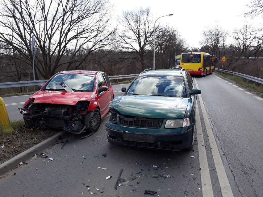 Wypadek na Brochowie. Trzy osoby trafiły do szpitala (ZDJĘCIA)