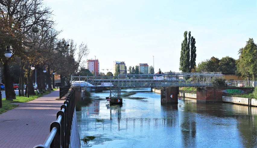 Most Stągiewny czeka na rozbiórkę. Od 4 października piesi będą korzystać z tymczasowej kładki przez Nową Motławę