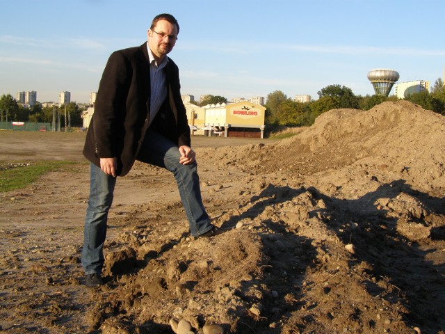 Paweł Bargiel na rozkopanym boisku przy Wojska Polskiego. Już wiadomo, że w tym roku zagrać w piłkę na pewno się tu nie da