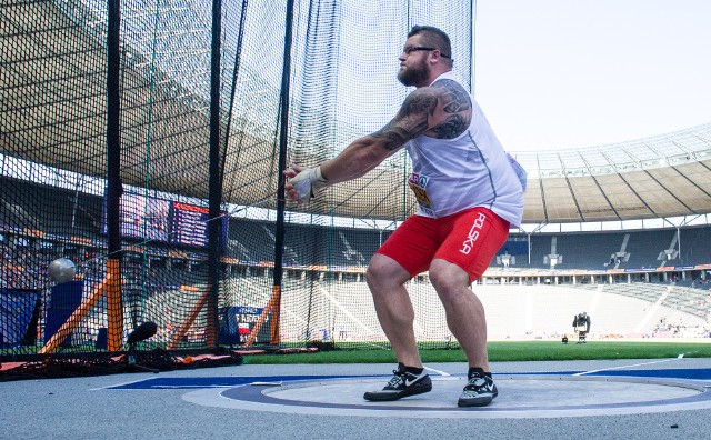 W Berlinie rozpoczęły się lekkoatletyczne mistrzostwa Europy. Pierwsze starty mają za sobą reprezentanci Polski. Wojciech Nowicki i Paweł Fajdek pewnie awansowali do wtorkowego finału konkursu rzutu młotem (godz. 18.45). Obaj mają chrapkę na złoto.Wojciechowi Nowickiemu wystarczył jeden rzut (76.03). - Był nieco asekuracyjny, bez wyrzutu, bez czwartego obrotu. Mam nadzieję, że jutro będzie dużo lepiej. Może wyszło tak trochę przez tę pogodę... Chciałem to zrobić jak najmniejszym kosztem sił. Przyzwyczajam się do tej aury. Liczę na to, że uda nam się z Pawłem dobrze wystartować w finale - oznajmił Nowicki zaraz po swojej próbie. Paweł Fajdek zaczął od wyniku 74.61. Kwalifikację wywalczył w drugim podejściu (77.86). Finał konkursu rzutu młotem mężczyzn odbędzie się we wtorek, początek o 18.45. Nikt nie wyobraża sobie innego scenariusza, niż dwa medale dla Polski - złoty i srebrny. Obaj nasi dominatorzy w tym sezonie pozostawili za  sobą całą stawkę.Do finału pchnięcia kulą awansowali Konrad Bukowiecki i Michał Haratyk. Kwalifikacje rozegrano w nietypowej scenerii, bo na placu Breitscheidplatz, nieopodal berlińskiego ZOO.Haratyk -  jeden z faworytów do medalu -  pchnął kulę na odległość 20.59 już w pierwszej próbie, co dało mu automatyczną kwalifikację. Bukowiecki swoje najlepsze podejście miał w drugiej próbie. Rezultat 19.89 sprawił, że zajął w grupie A czwarte miejsce, co też  dało mu finał. Do półfinału sprintu na 100 m awansował Dominik Kopeć. Polak w swojej serii był co prawda trzeci (dwóch pierwszych miało bezpośredni awans, czas Polaka - 10.37), ale znalazł się wśród pięciu z najlepszymi czasami, którym nie udało się wskoczyć do  pierwszej dwójki. Odpadli dwaj pozostali nasi reprezentanci: Przemysław Słowikowski (10.54) i Remigiusz Olszewski z Zawiszy Bydgoszcz (10.44). Biało-czerwoni po cichu liczą na sztafetę, bo mają dość wyrównany skład. Tylko zawodnicy nie mieli za  wiele czasu, by poćwiczyć zmiany. Nie wiadomo też, kto uzupełni sztafetę. Wystartuje w niej z pewnością cała trójka z rywalizacji indywidualnej. W eliminacjach swój udział w rywalizacji płotkarzy na 400 zakończył Jakub Mordyl (51.15). Dobrze pobiegł pierwszą część dystansu, ale zabrakło mu sił na  ostatniej prostej. Za to w finale skoku w dal zobaczymy Tomasza Jaszczuka (7.88). - Chciałem awansować do finału, to się udało i jestem zadowolony - przyznał Jaszczuk. Czy stać go na  medal? Do podium trzeba skakać w granicach 8.10.Ewa Swoboda awansowała do półfinału sprintu na 100 m. - Dobrze wystartowałam, nie miałem nikogo przed sobą, więc trochę odpuściłam - stwierdziła i dodała, że stać ją jeszcze na urwanie 0,1-0,15 sekundy. Choć panujące w Berlinie temperatury powinny być dla sprinterów sprzyjające, to Swoboda narzekała. - Będzie jeszcze cieplej, a dla mnie już jest o 10 stopni za dużo. Wolę, jak jest chłodniej. Mogłoby nawet padać, bo tu i tak bieżnia jest przykryta. Półfinał to będzie walka charakterów - stwierdziła  zawodniczka, która w swoim biegu była druga (11.33).Transmisje z mistrzostw na  Eurosporcie oraz w TVP. Lekkoatletyczne ME w Berlinie - wtorek, 7.08 - program:8.35 - chód na 50 km, M, finał (Augustyn, Adrian Błocki, Sikora)8.35 - chód na 50 km, K, finał (Bemowska, Ellward)9.30 - dziesięciobój (bieg na 100 m), M (Wiesiołek)9.40 - rzut dyskiem, kwalifikacje A, M (Małachowski, Urbanek)10 - 400 m ppł, kwalifikacje, K (Linkiewicz, Saganiak)10.10 - pchnięcie kulą, kwalifikacje, K (Guba, Kardasz)10.30 - dziesięciobój (skok w dal), M (Wiesiołek)11.05 - 800 m, kwalifikacje, K (Sabat, Angelika Cichocka)11.10 - rzut dyskiem, kwalifikacje B, M (Małachowski, Urbanek)11.40 - 3000 m z przeszkodami, kwalifikacje, M (Zalewski)11.50 - dziesięciobój (pchnięcie kulą), M (Wiesiołek)18.30 - dziesięciobój (skok w dal), M (Wiesiołek)18.45 - rzut młotem, M, finał (ew. Fajdek, Nowicki)19.05 - 100 m, półfinały, K (ew. Swoboda)19.05 - skok o tyczce, kwalifikacje, K (Śmietanka)19.30 - 100 m, półfinały, M (ew. Kopeć, Olszewski, Słowikowski)19.55 - 400 ppł, półfinały, M (Dobek, ew. Mordyl)20.20 - 10 000 m, finał, M20.33 - pchnięcie kulą, finał, M (ew. Bukowiecki, Haratyk, Szyszkowski)21 - dziesięciobój (400 m), M (Wiesiołek)21.30 - 100 m, finał, K (ew. Swoboda)21.50 - 100 m, finał, M (ew. Kopeć, Olszewski, Słowikowski)Lekkoatletyczne ME - Berlin 2018 [program, transmisje, harmonogram, starty Polaków]