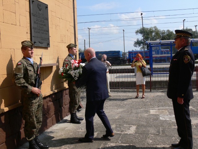 Kwiaty składa burmistrz Sandomierza w asyście Straży Miejskiej.